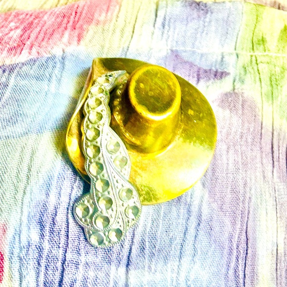 Vintage Cavalier Brass Cowboy Hat Rhinestone Feather Plume Brooch Pin - Picture 9 of 10